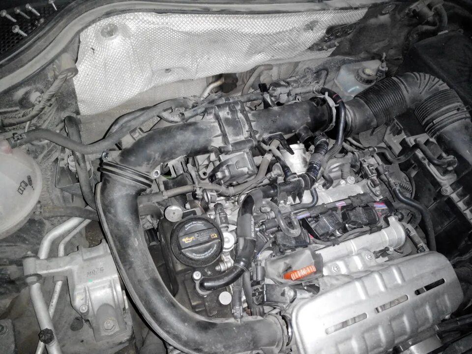 Картерные газы 1.4 tsi. Volkswagen tiguan 1.4 tsi маслоотделитель. датчик коленвала 1.4 tsi. vw 1.4 tsi cava. 1.4 tsi bwk.