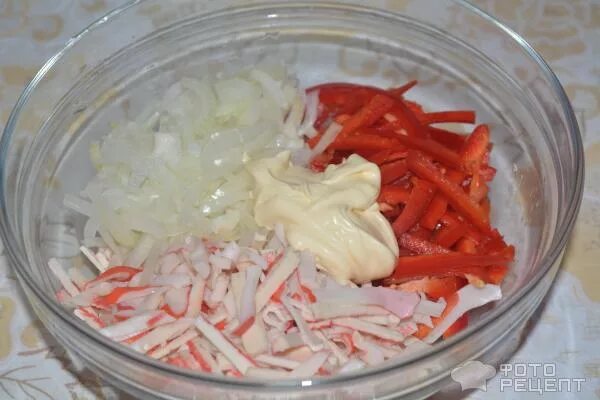 салат с крабовыми палочками и кукурузой. салат с ветчиной и крабовыми палочками. салат с крабовыми палочками и красным луком. салат с крабовыми палочками и красным луком. салат с крабовыми палочками и кукурузой и помидорами.