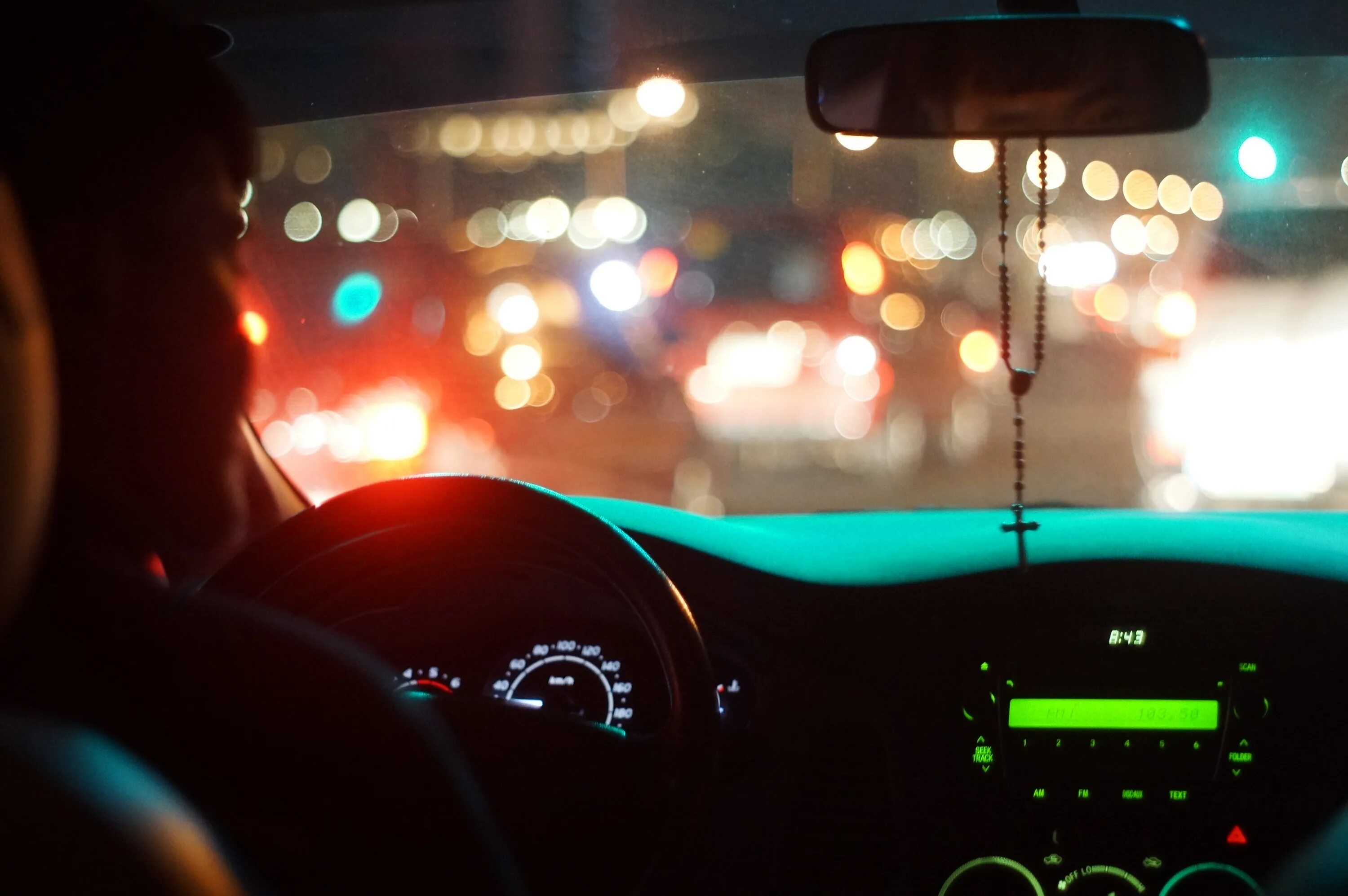 Car every night. Огни машин ночью. Машина в темноте. Эстетика машины ночью. Красивый вид из машины.