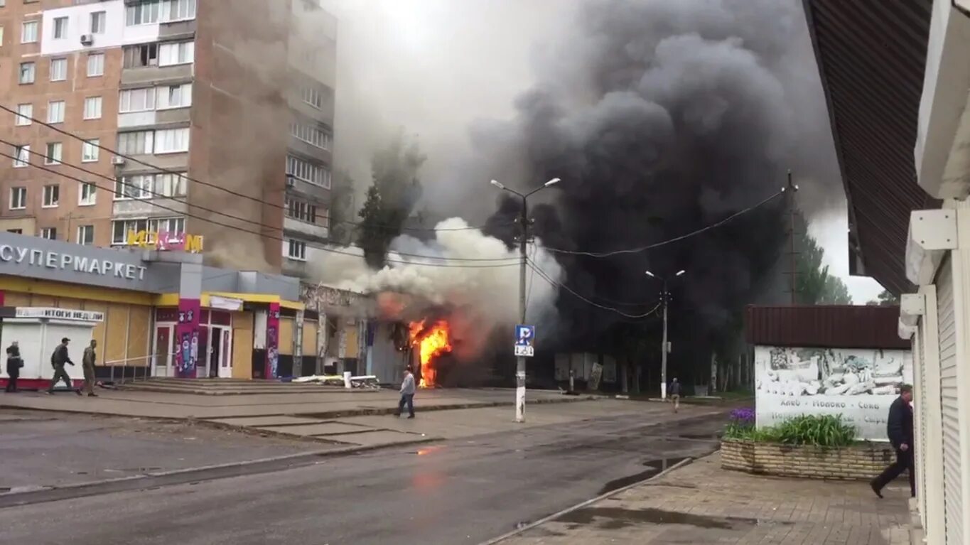 В результате обстрела Петровского района Донецка. Украинские войска обстреляли Петровский район Донецка. Донецк Петровский район обстрел. Обстрелы Петровского района Донецка. Сегодня 15 05