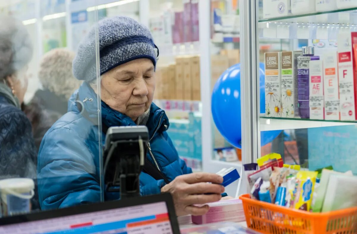 Пенсионерам по оплате жкх. Льготы в детский сад. Очередь в мфц. Льготы для поступления в детский сад. Пенсионеры в трамвае.
