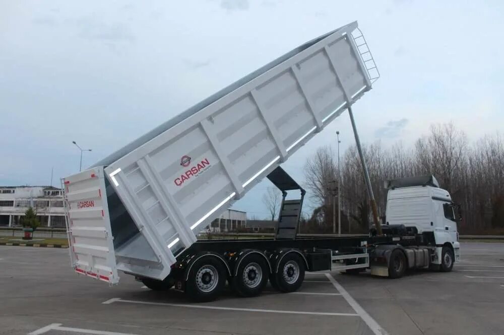 Тонар скания разгрузка щебня. Камаз 65115 выгружает песок. Перевезти самосвал. Перевезти самосвал. Зерновоз полуприцеп 50 тон.