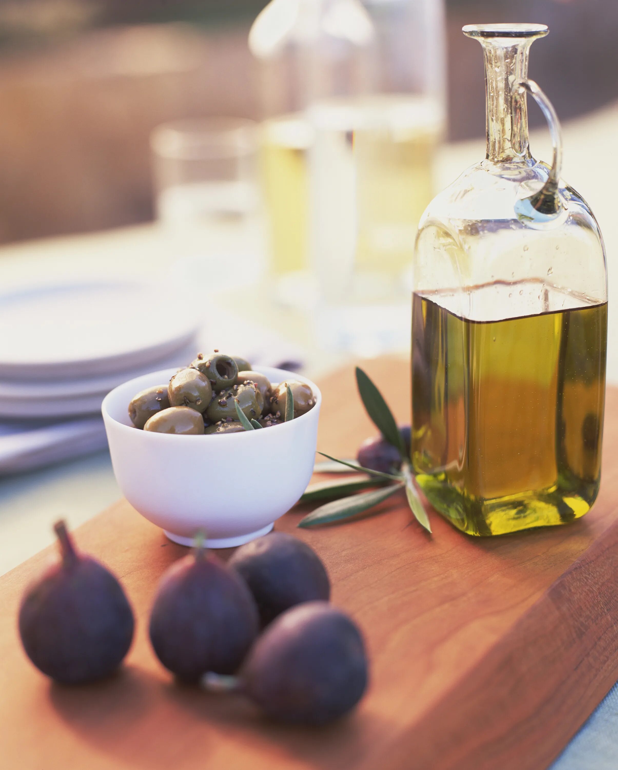 Оливковое масло. Оливки и оливковое масло. Инжир и оливковое масло. Оливковое масло для лица.