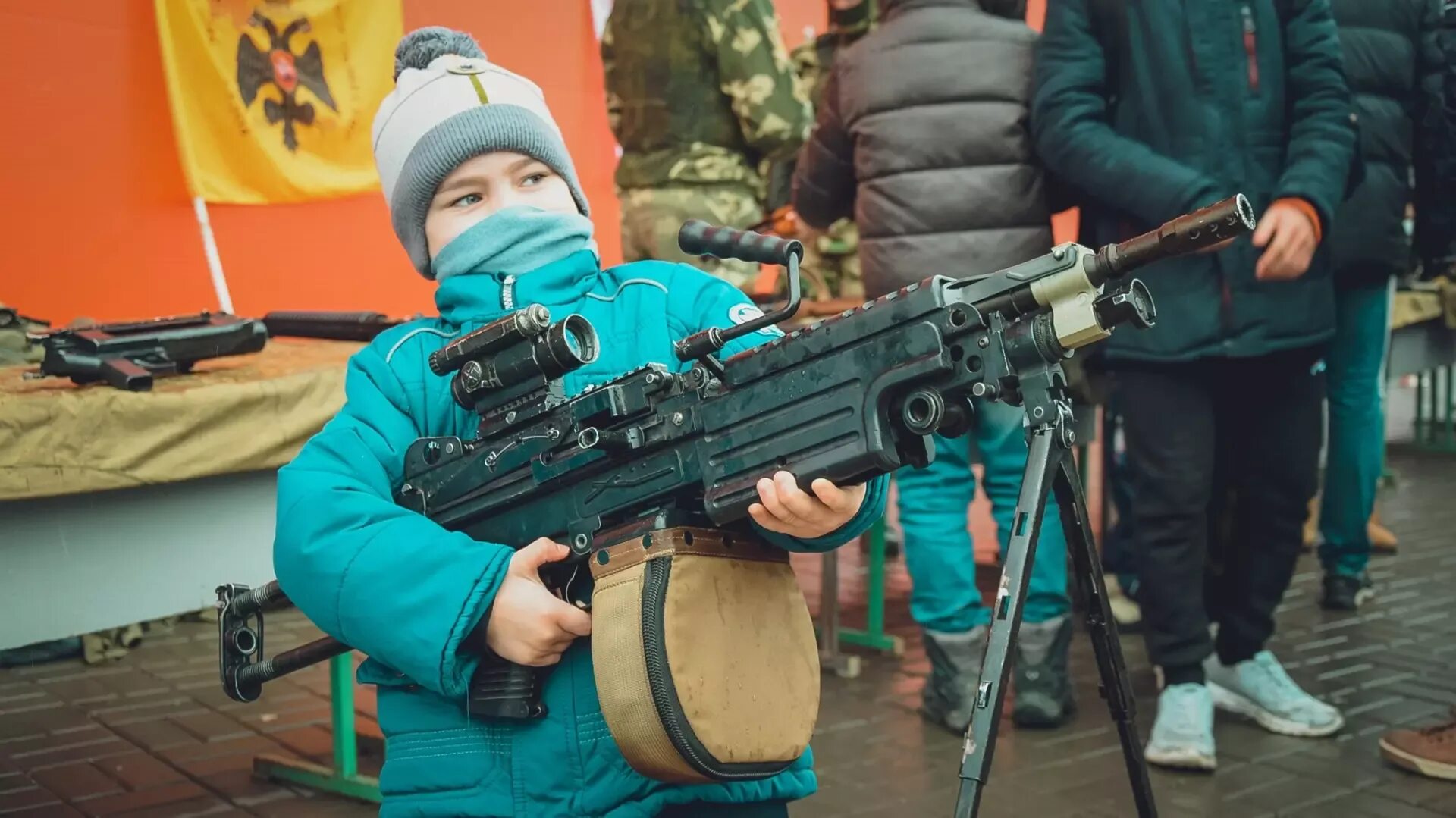 Пришел в школу с оружием. Подросток с оружием. Начальная Военная подготовка. Вооружение Росгвардии. Начальная Военная подготовка в школе.