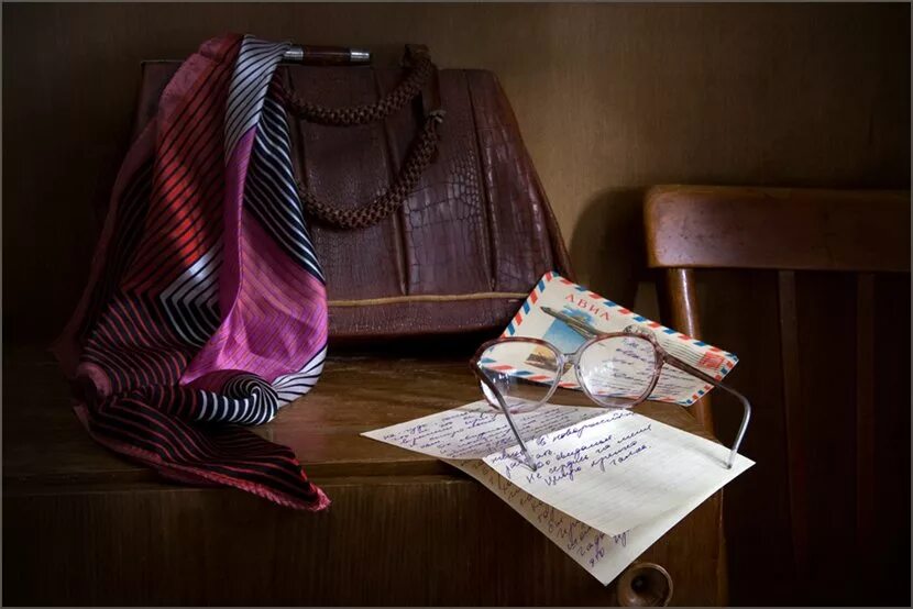 натюрморт из вещей. композиция из старинных предметов. композиция из старинных предметов. старинный натюрморт. креативный натюрморт.