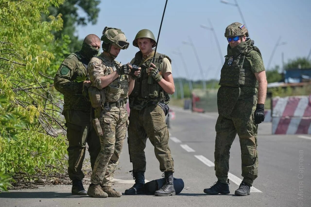 Операция денацификации украины. Российский солдат. военные украины. украинские военные. российские военные.
