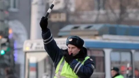 Сигнал свистком регулировщика