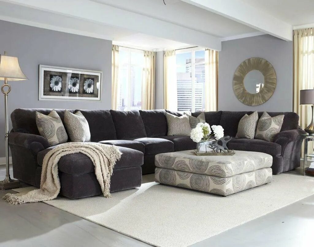 Серый диван с подушками. Светло серый диван. Серый угловой диван в интерьере гостиной. Гостиная с серым диваном.