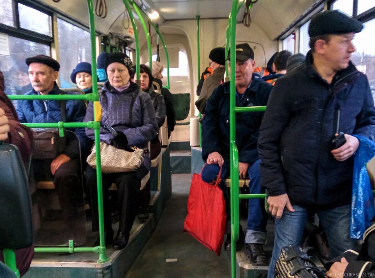 В 3 автобусах едут 99 человек