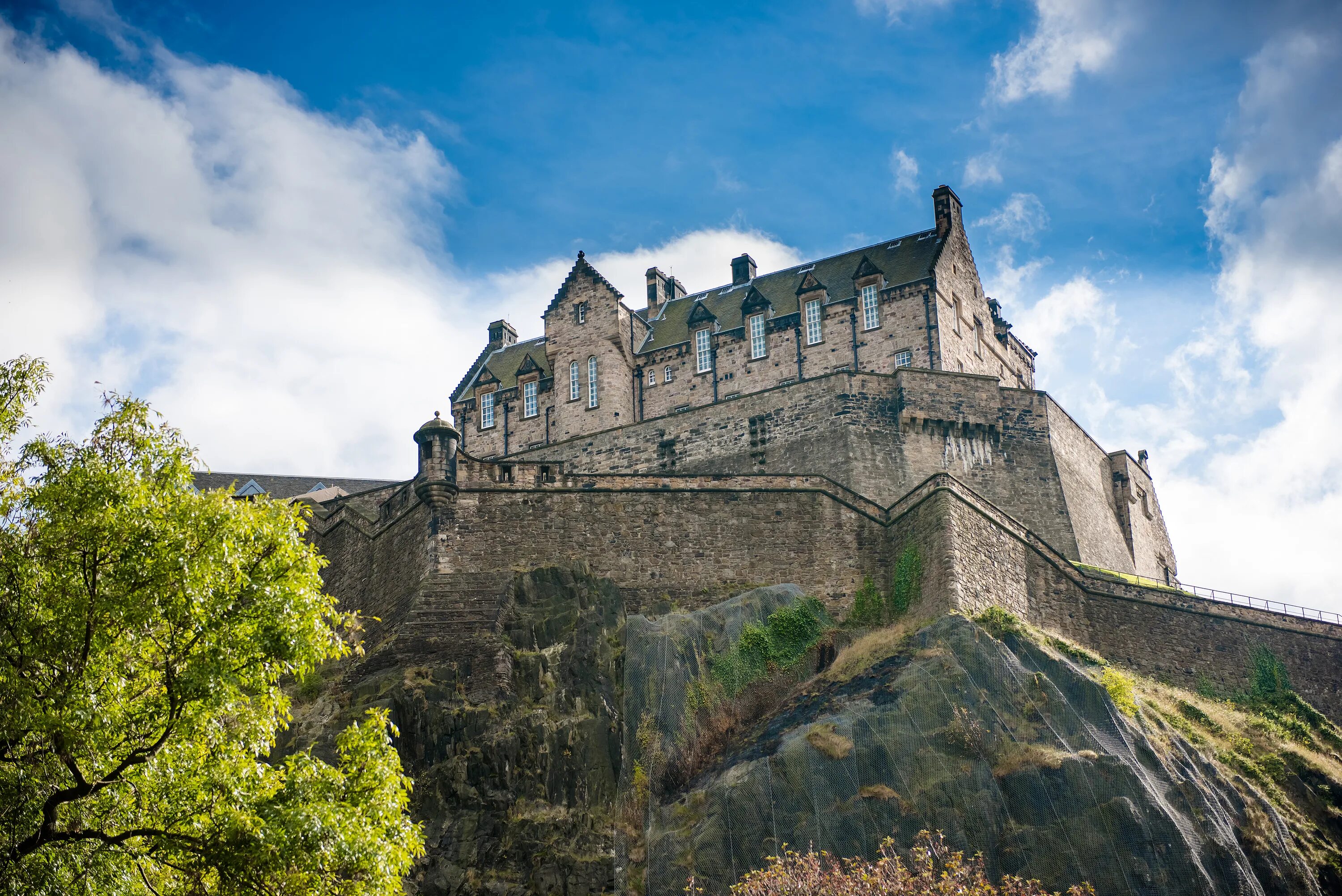 Великие холмы. Эдинбургский замок. Эдинбургский замок Эдинбург. Замок Эдинбург в Шотландии. Эдинбургский замок и город.