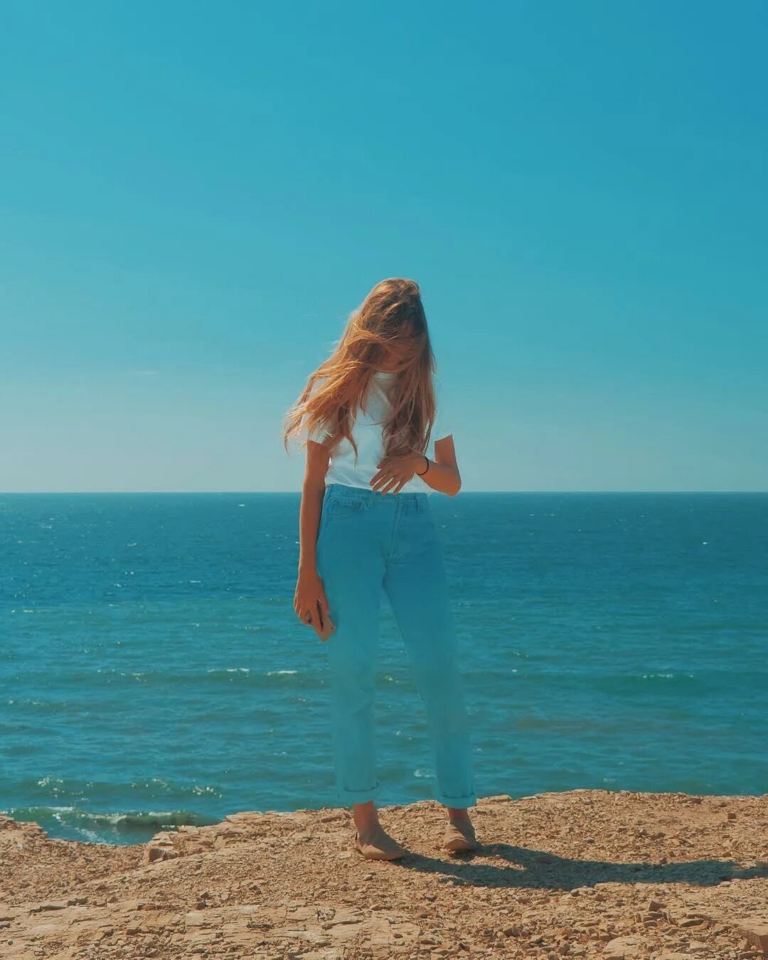 Без фото можно. Фотосессия на море. Девушка-море. Девочка и море. Девушка на фоне моря.