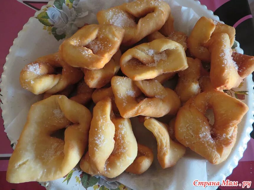 Хворост на кислом молоке. Хворост на сметане пышные. Хворост медовый. Хворост на молоке пышный. Хворост на молоке.