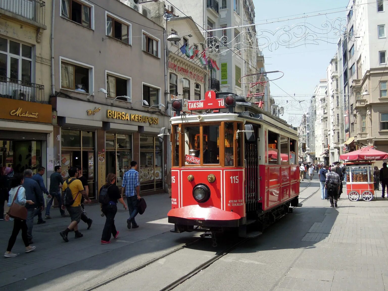 Таксимо район стамбула. Таксим Турция трамвай. Taksim район Стамбула. Таксим Турция Стамбул. Таксим Истикляль.