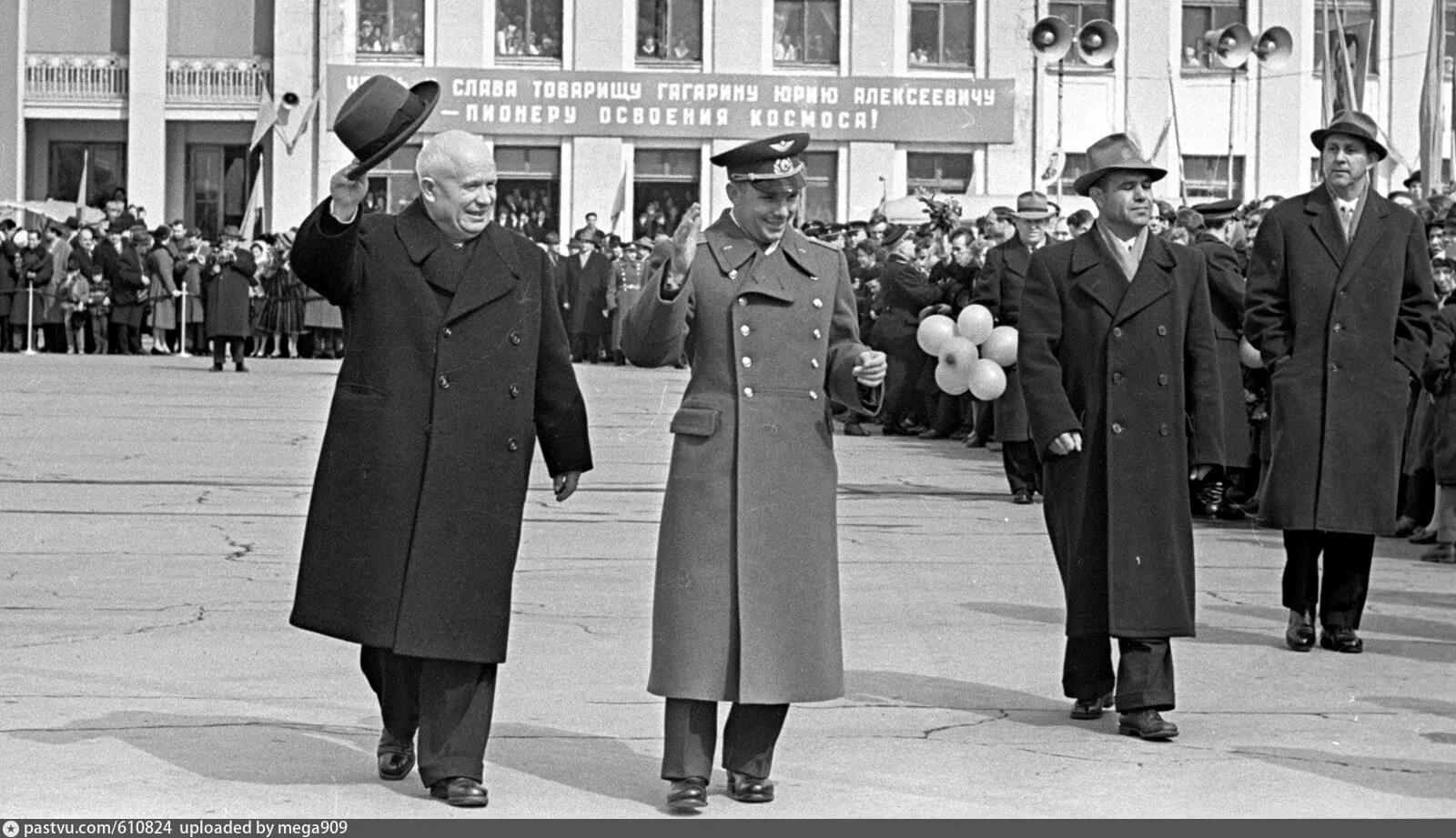 14 апреля 1961 года. Гагарин на красной площади 1961. Встреча Юрия Гагарина в Москве 14 апреля 1961 года. Встреча Юрия Гагарина на красной площади. Кортеж Юрия Гагарина Москва 1961.