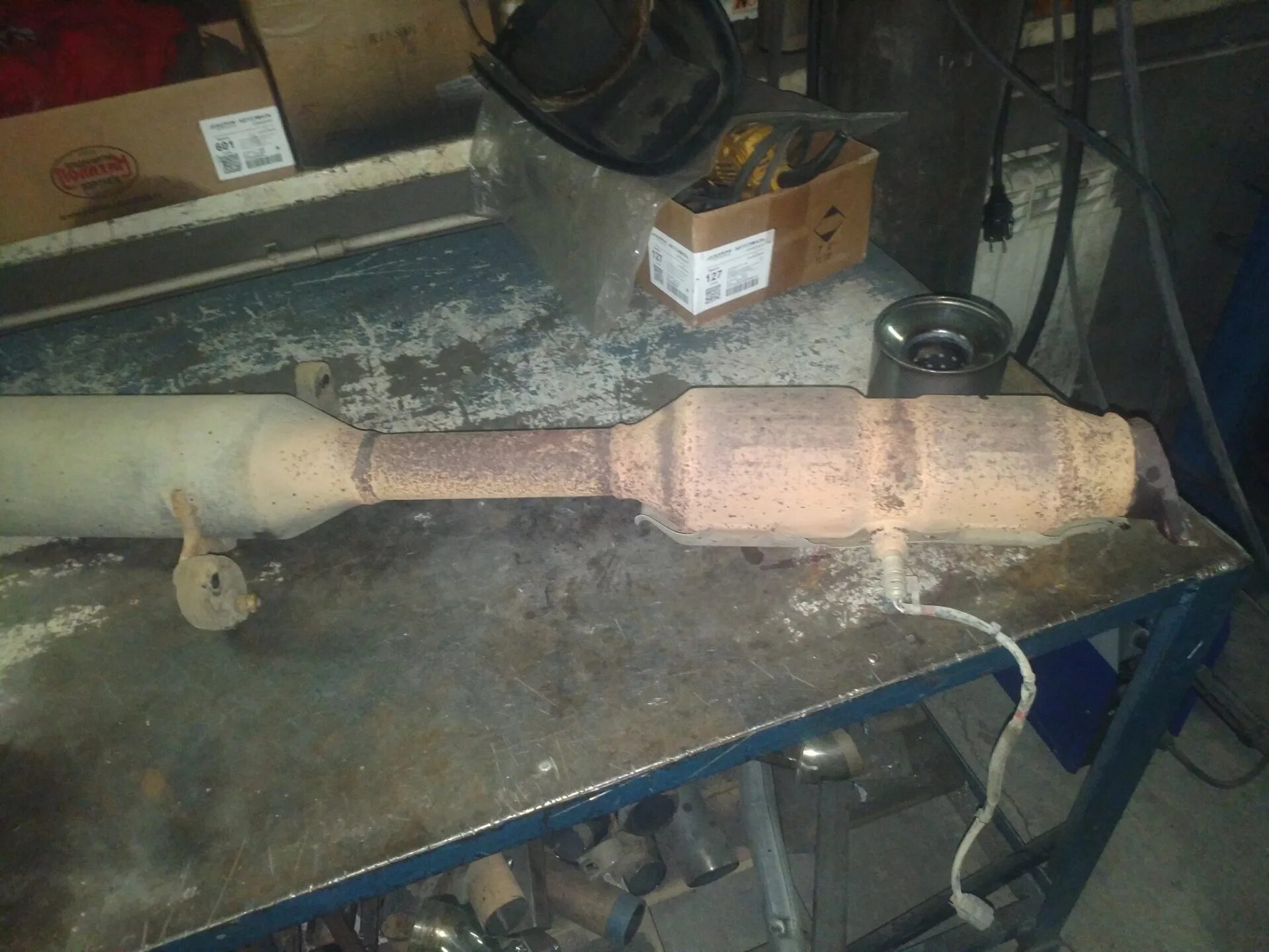 Универсальный катализатор евро 2. Катализаторе 2. Катализатор в бмв е30. Пламегаситель форд фокус 2. Катализатор в машине.