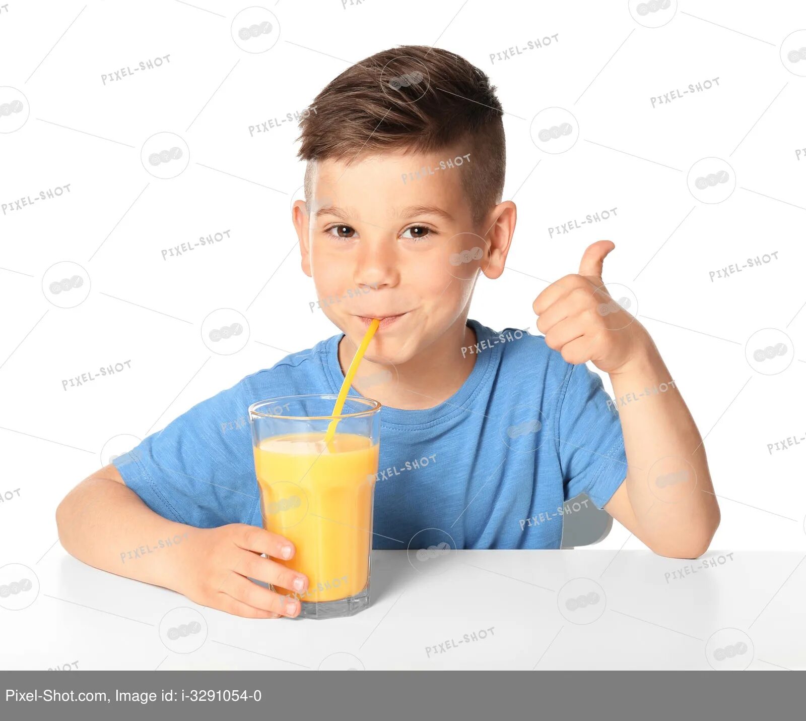 Пить сок на английском. Мальчик пьет сок. Ребенок пьет сок. Мальчик пьет сок на белом фоне.