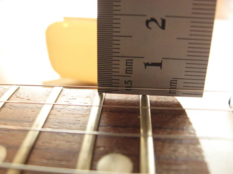 Высота струн на акустической гитаре на 12. Yamaha 112 высота струн. Высота струн на акустике. Высота струн от 12 лада электрогитара. Измеритель радиуса накладки грифа.