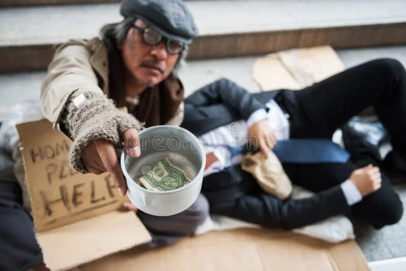 Бездомный просит денег. Бомж выпрашивает деньги. Бездомный просит деньги картинка. Бомж просит денег. Бомжам дают деньги
