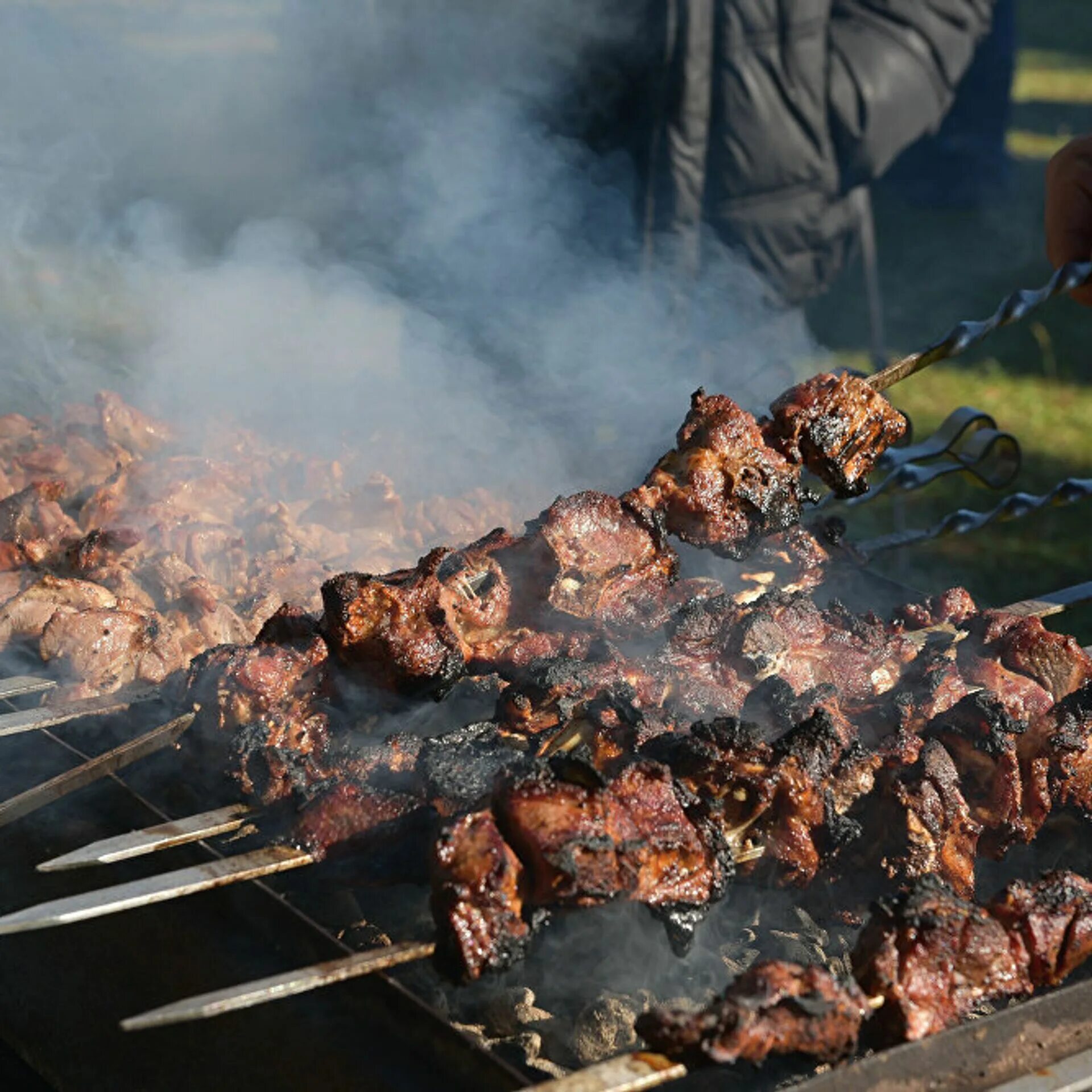 Шашлыки на 20 человек. Шашлыки на 20 человек. Пикник шашлык. Красивая подача шашлыка в ресторане. Блюда для гриля на природе.