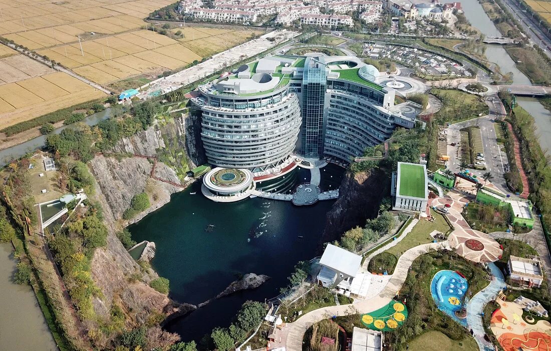 Китай под воду. Шанхай янцзы. Город шичен в китае. Подводное кладбище neptune memorial reef. Мост гонконг чжухай макао подводный тоннель.