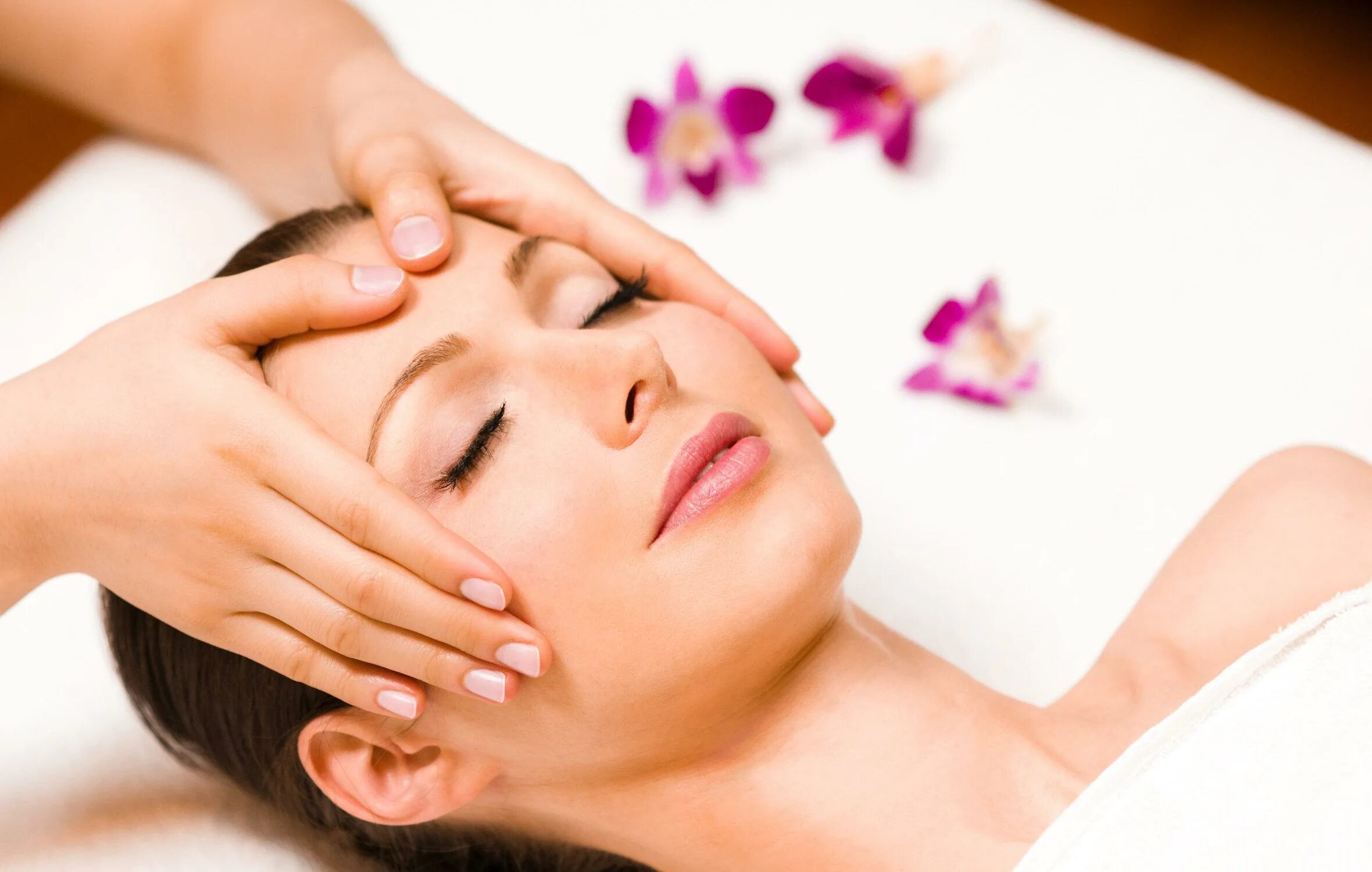 Массаж в косметологии. Массаж в косметологии. Массаж лица у косметолога. Скульптурный массаж лица. Спа для лица.