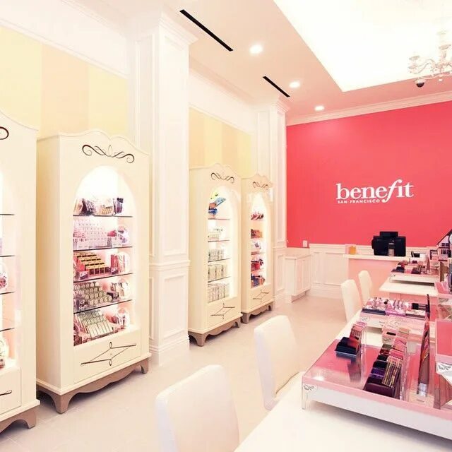 Benefit both. Бенефит магазин. boutique косметика. стенды с косметикой benefit. benefit бренд.