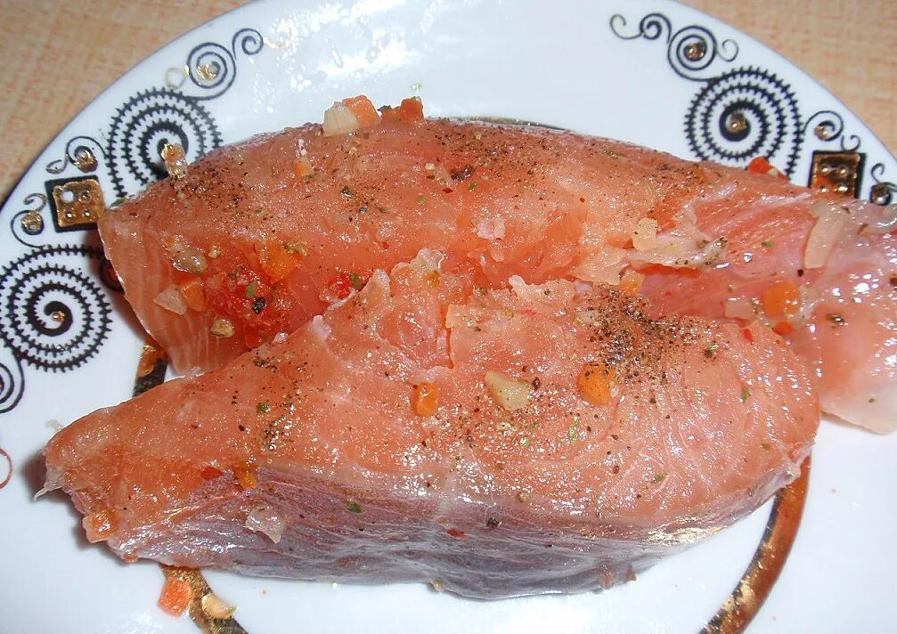 Чавыча соленая. Кусок лосося в духовке. Лосось соленый. Кусок лосося приготовленный.