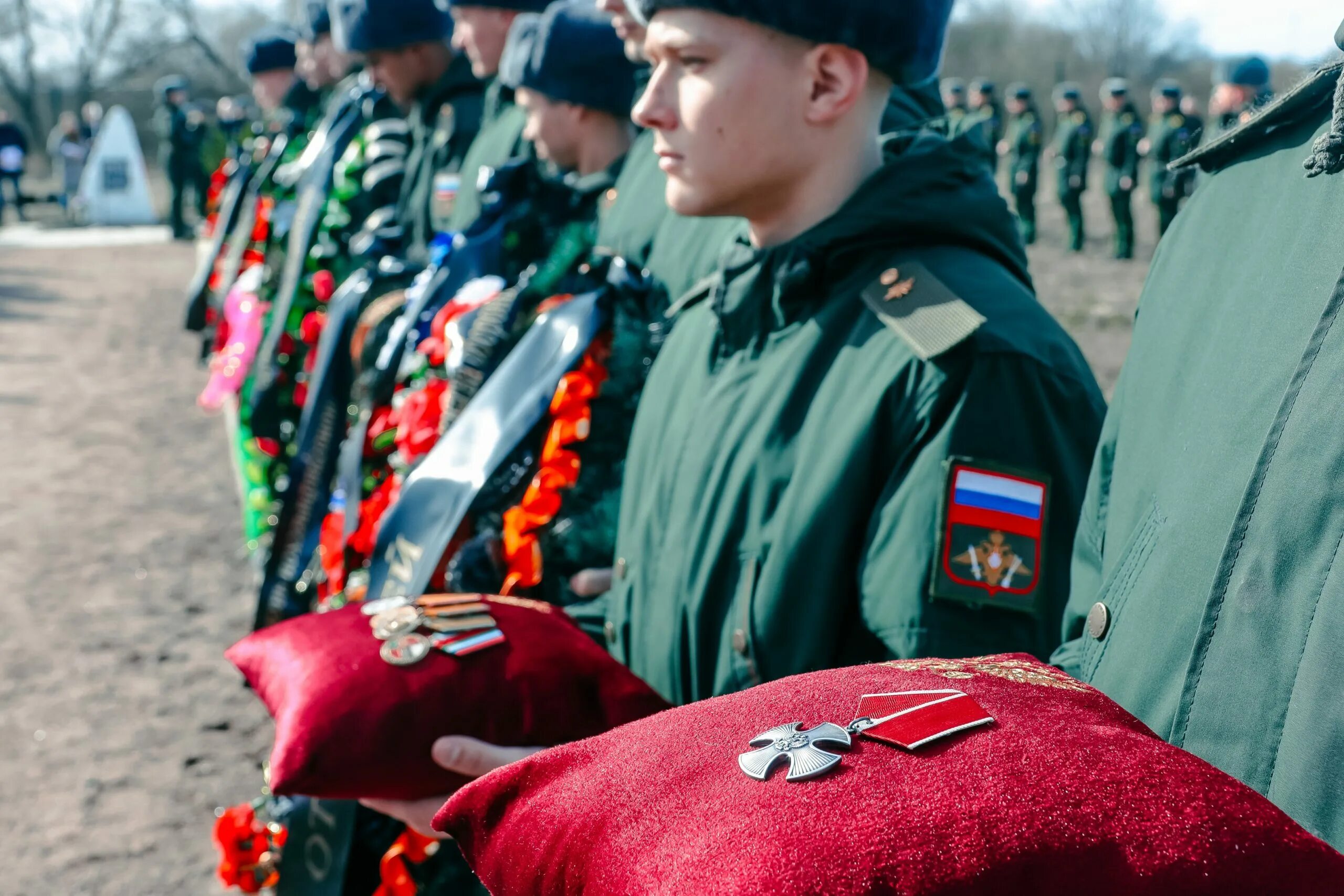 Родителям погибшего военнослужащего на украине. Похороны военнослужащего. Похороны российских солдат.