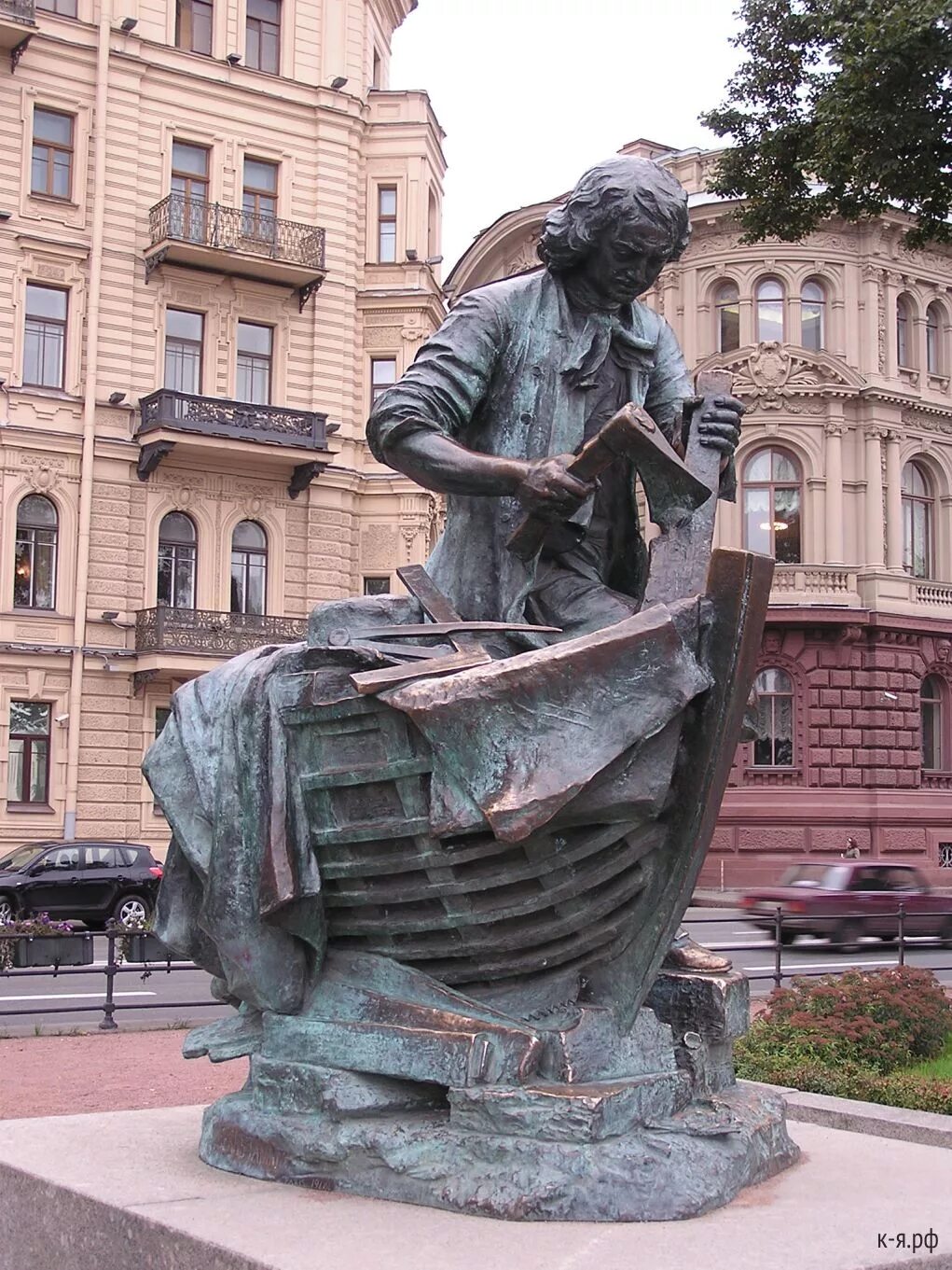 Царь плотник в петербурге. Памятник петру 1 царь-плотник петербург. спб памятник петру 1 на адмиралтейской набережной. царь-плотник на адмиралтейской набережной. петр плотник памятник в спб.