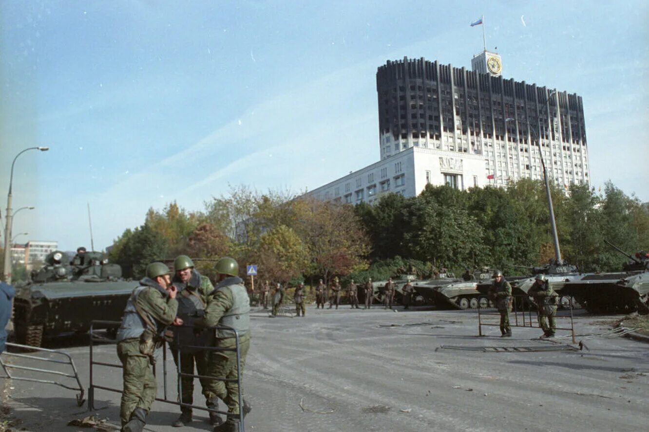 1993 обстрел белого. Белый дом после обстрела 1993. 1993 Год Москва белый дом штурм. Танки белый дом 1993. Стрельба в белый дом 1993.