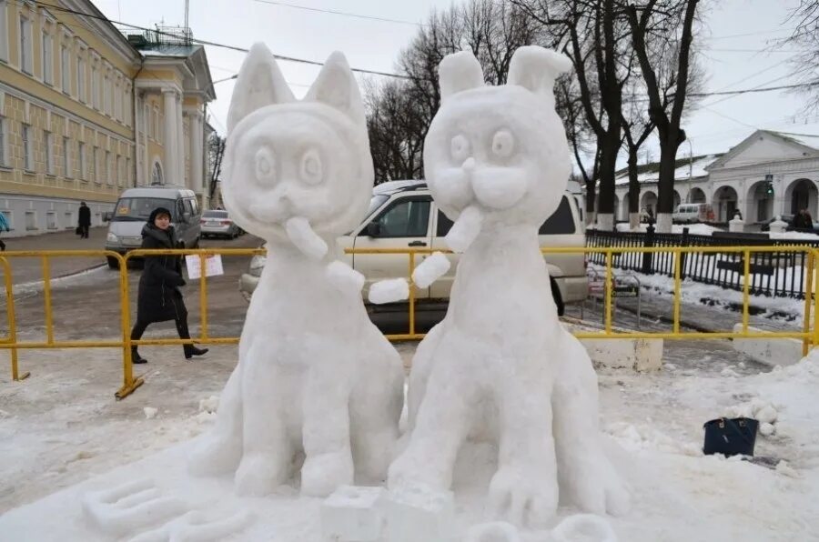 Кострома скульптуры из льда. Снежные скульптуры Кострома. Снежная скульптура кота. Снежные фигуры Кострома. Зайцы в костроме фигуры