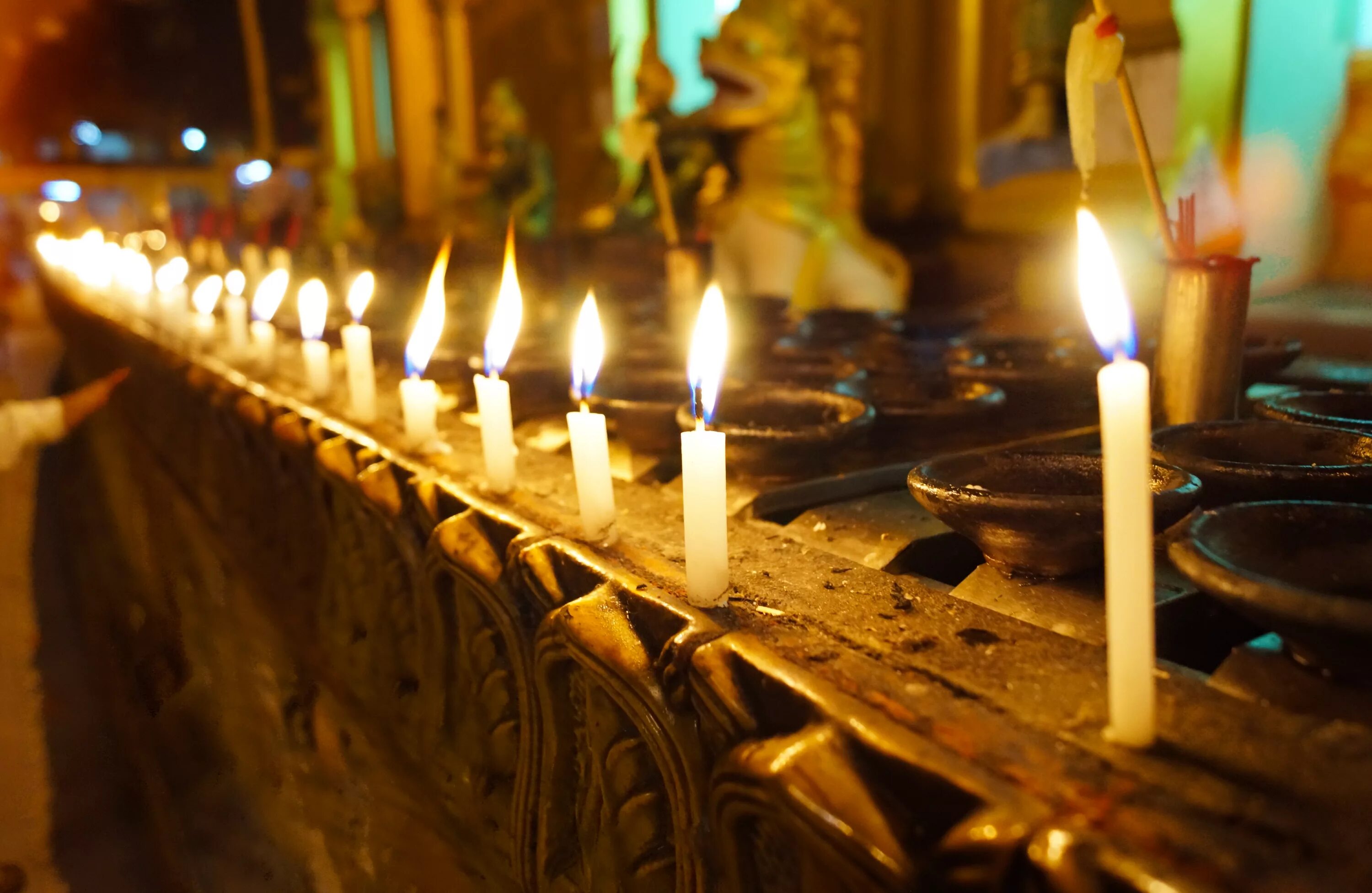 Свечи в храме. Горящие свечи в храме. Свеча православная. Свечи в православном храме. В церкви горят свечи
