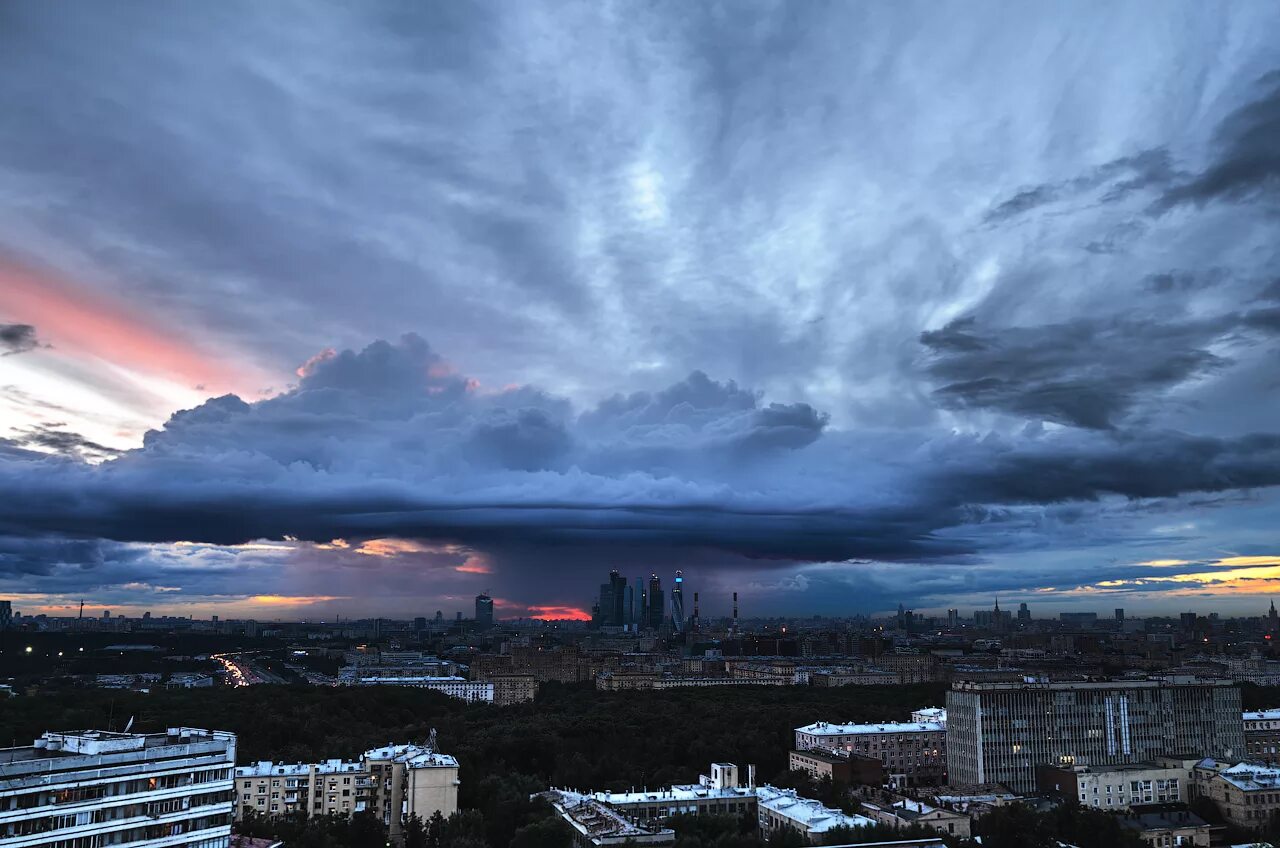 Облака над городом. Москва тучи. Небо над Москвой. Грозовые облака над городом.