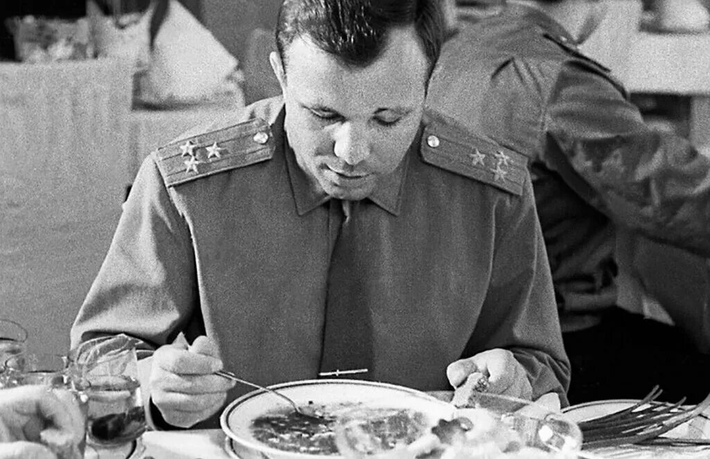 Мем с гагариным и потомками. Гагарин покушать. Гагарин покушать. Восток 1 гагарин. Гагарин покушать.