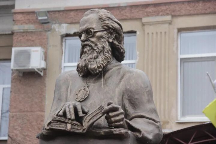 Энгельсский медицинский колледж святого луки войно-ясенецкого. Святые луки энгельс. Памятник святому луке керчь. Памятник святому луке керчь. Памятник войно ясенецкому.