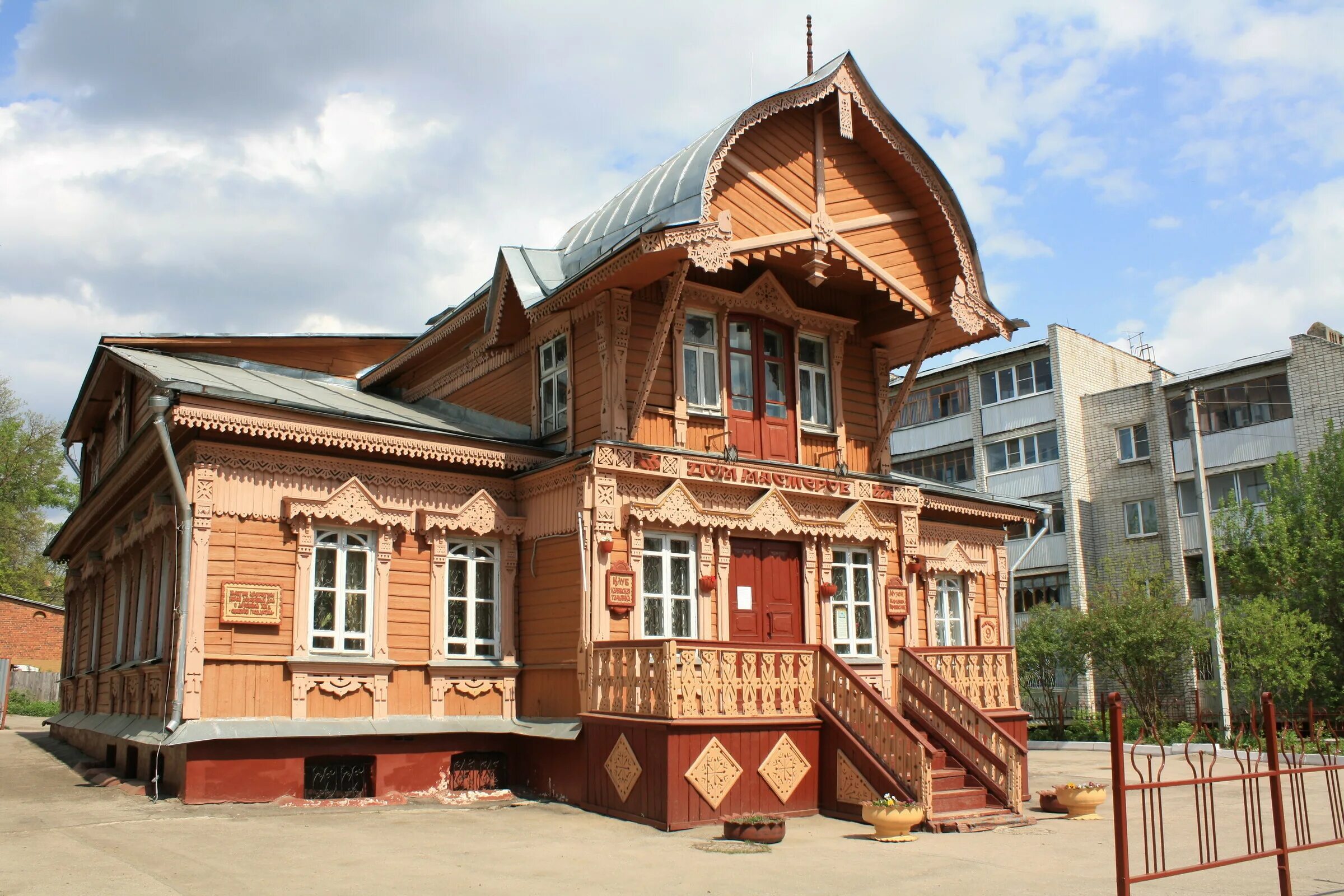 Дома художественная культура. Музей народного искусства Калуга. Музей народных промыслов Калуга. Музей дом Мастеров в Калуге. Музей Ремесла Калуга.