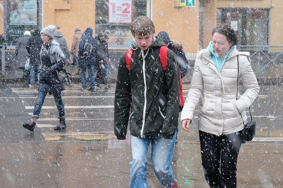 Погода в Питере сегодня. Одеться по погоде в Питере. Как одеваются в Питере в декабре. Как одеться в Санкт-Петербурге сейчас.