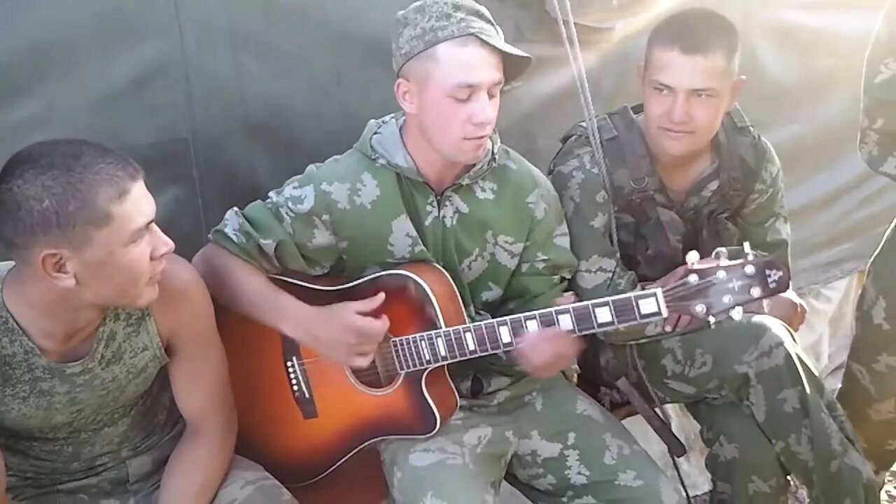 Армейские песни девушка. Военная под гитару. Гитара в армии. Солдаты поют под гитару. Солдат с гитарой.
