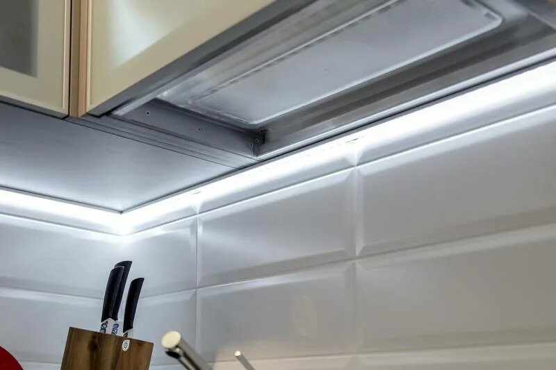 Светодиодная подсветка врезная Макмарт. Светильник для подсветки кухни под шкафом поворотный Luka 79154/08/36. Светодиодная лента снизу кухни. Светодиодная подсветка для кухни. Как крепится подсветка