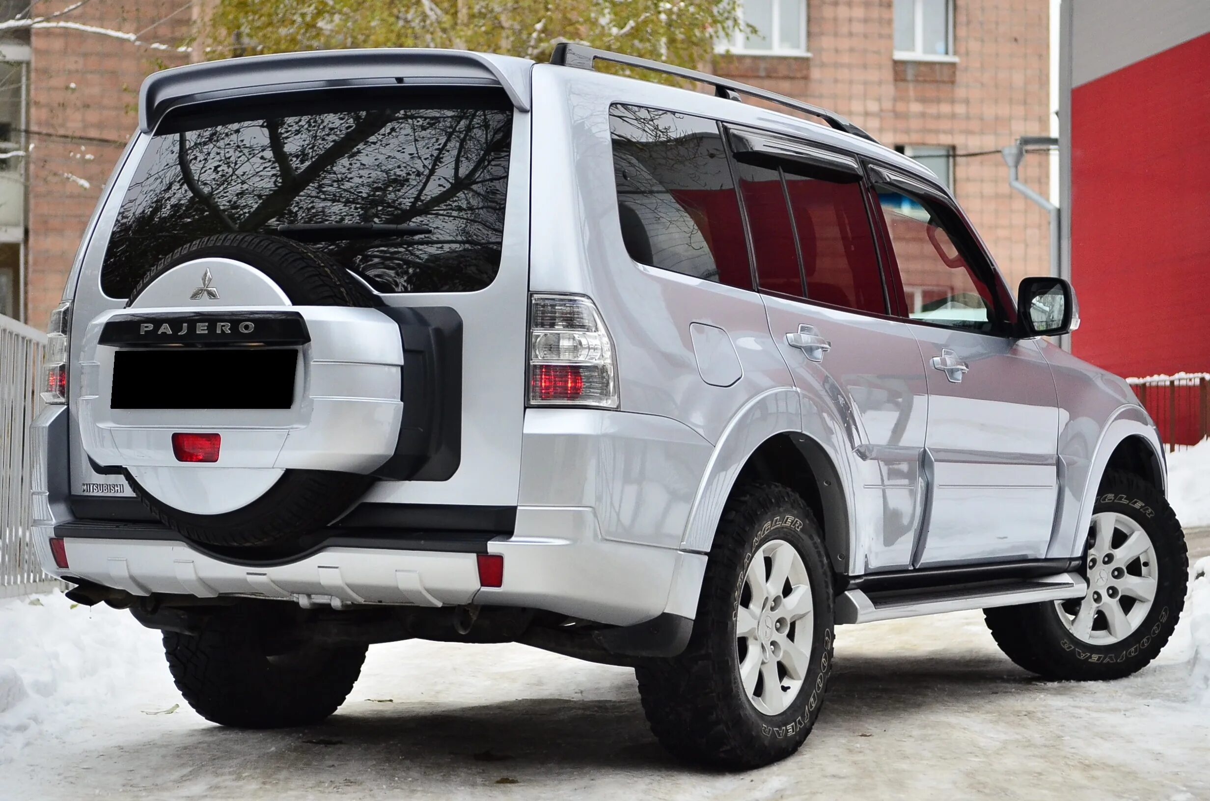 Mitsubishi pajero 2011