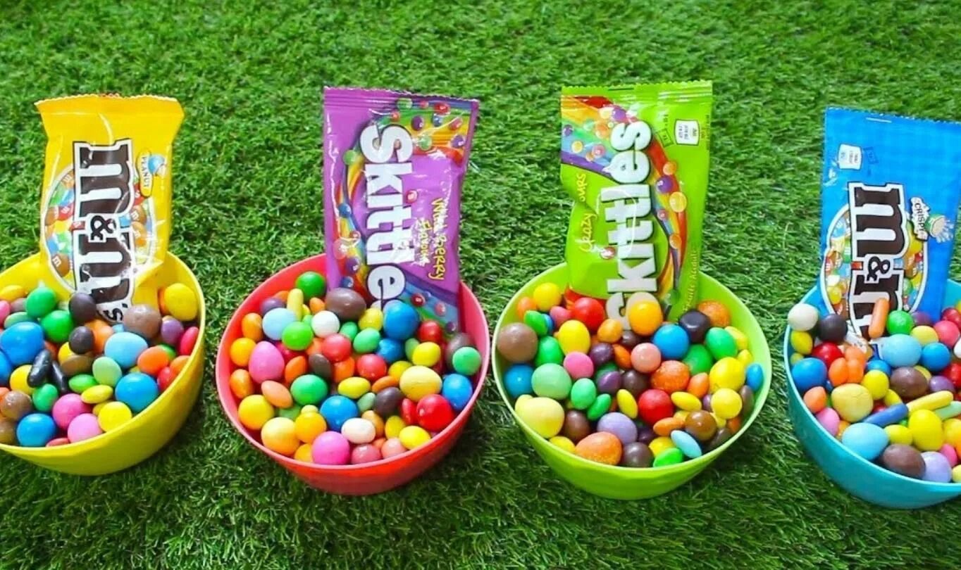 Ммдемс фото. СКИТЛС И эм энд ЭМС. Конфеты m m's skittles. Ммдемс конфеты. M&M сладости.