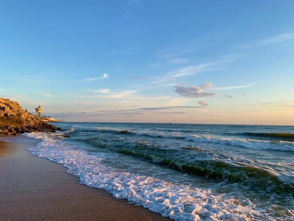 Каспийского моря дербент 2023. Берег каспийского моря дагестан. Пляж лагуна каспийск. Дагестан отдых на каспийском море 2024. Санаторий каспий дагестан пляж.