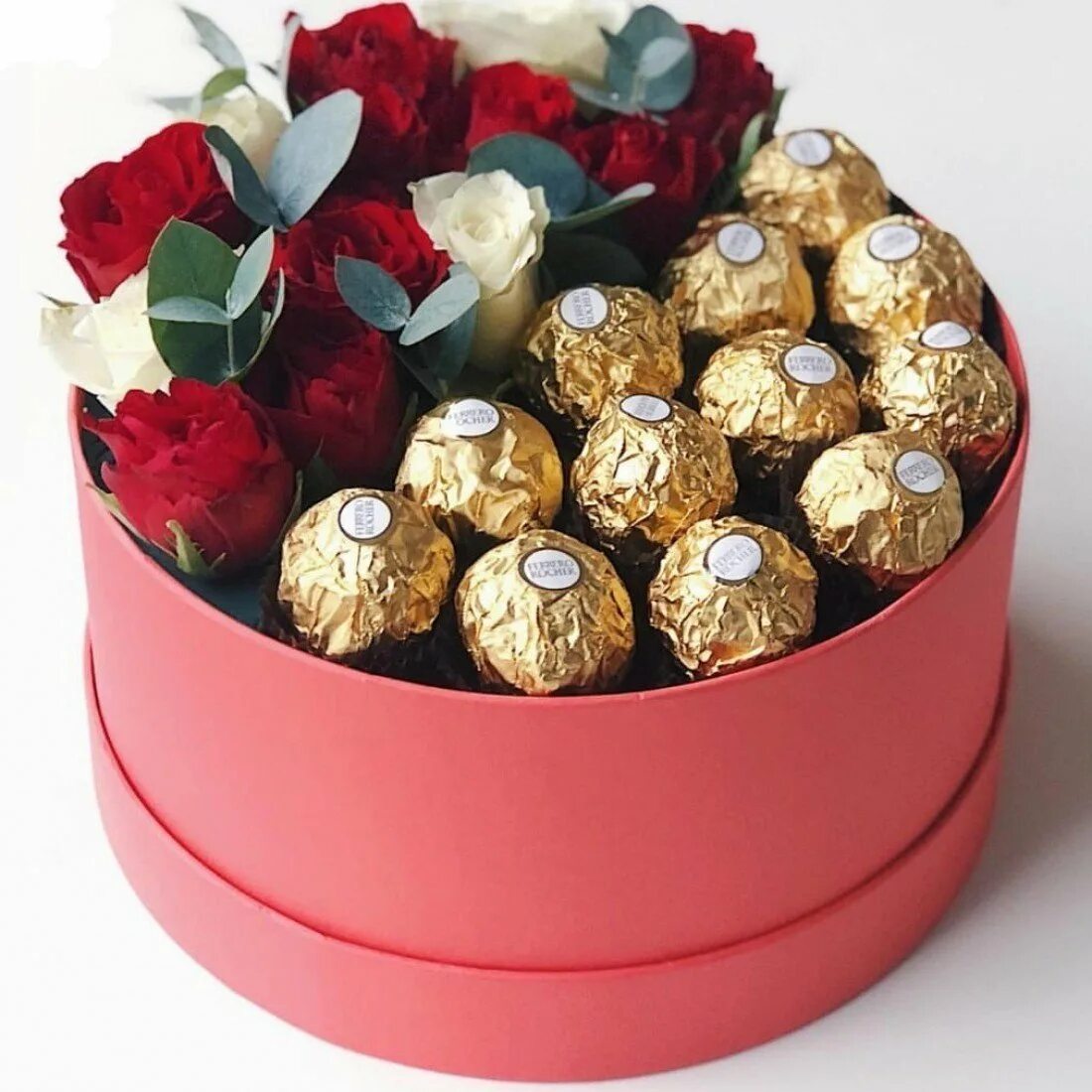 Живые цветы конфеты. Букет из Ферреро Роше и роз. Букет цветов с Ферреро Роше. Ферреро Роше конфеты с розами. Коробка с цветами и Ферреро Роше.