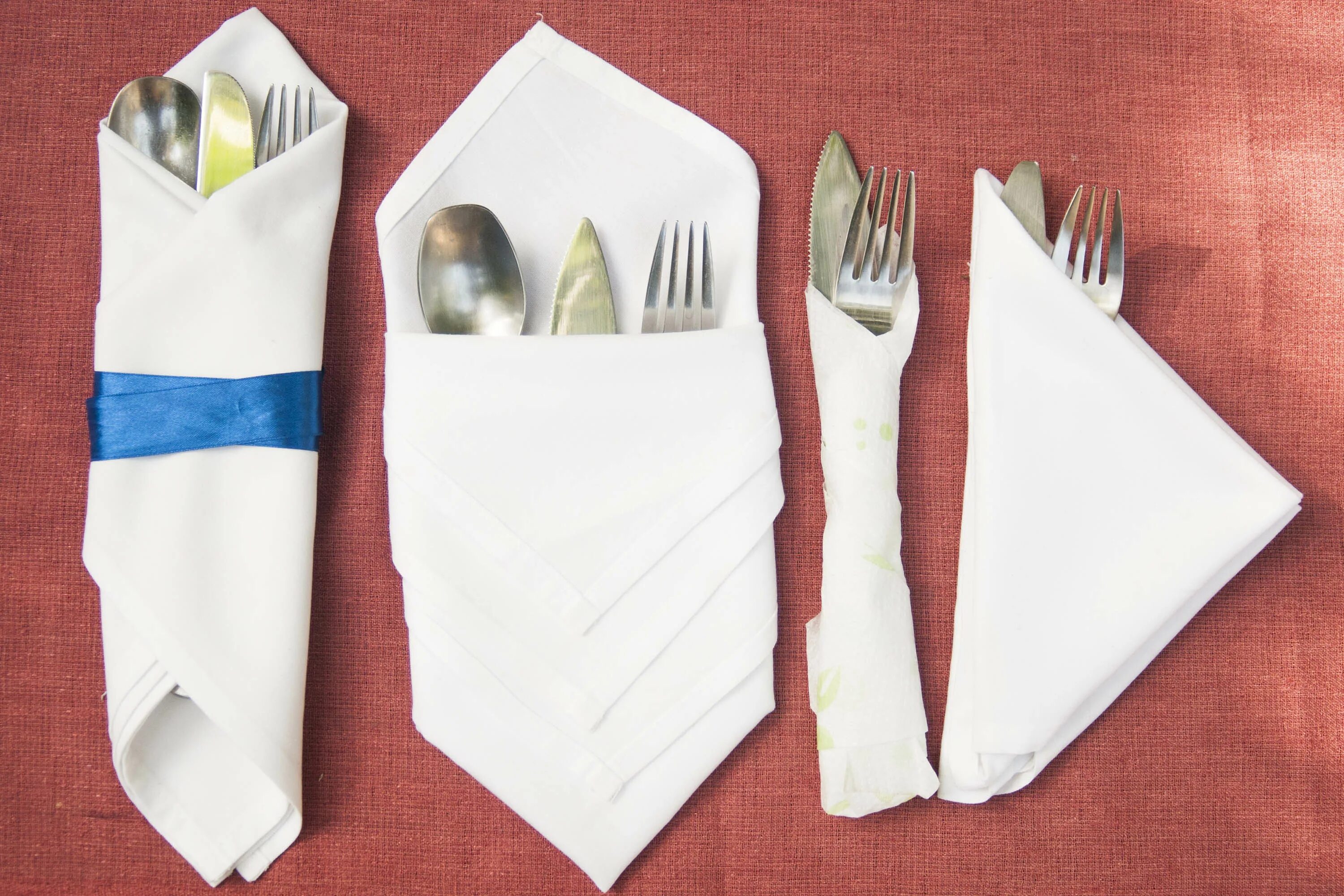 Куверты для столовых приборов. Завернуть столовые приборы в салфетку. Столовые приборы в бумажной салфетке. Салфетки для сервировки стола. Столовые приборы в бумажной салфетке.