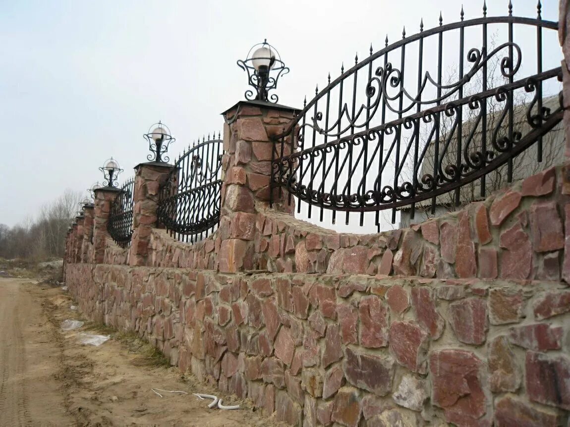 Каменный забор с ковкой. Каменный забор с элементами ковки. Каменный кованый забор. Кованый забор с камнем. Видео ограждений