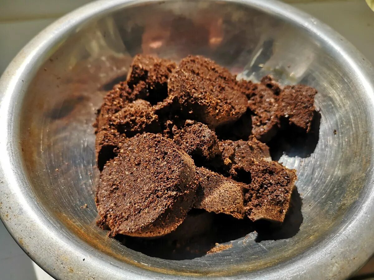 Жмых кофемашины. Куда использовать жмых из кофемашины. Куда использовать жмых из кофемашины. Кофейный жмых от кофемашины. Кофейный жмых для огорода.