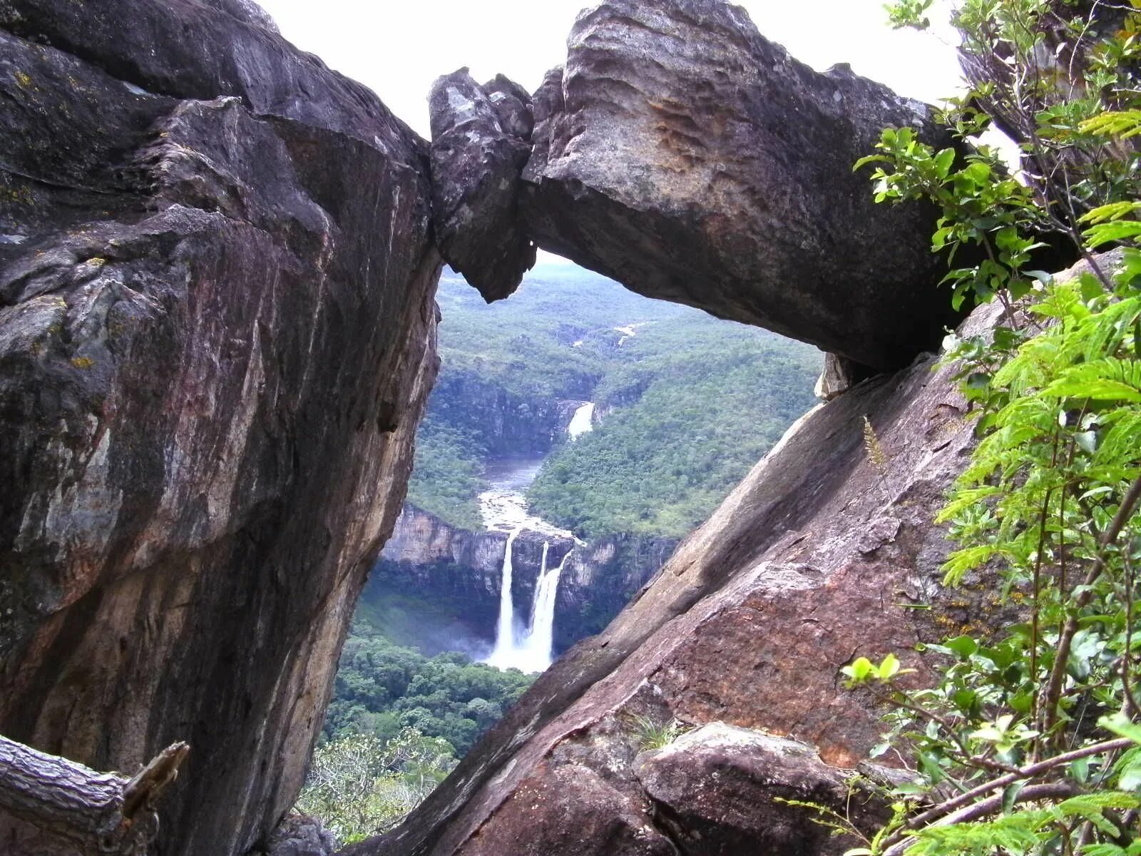 Венесуэла природа. Каньон Шапада-дус-Веадейрус. Бразилия Goias пещеры. Венесуэла туристические места на одной картинке. Водопад меры