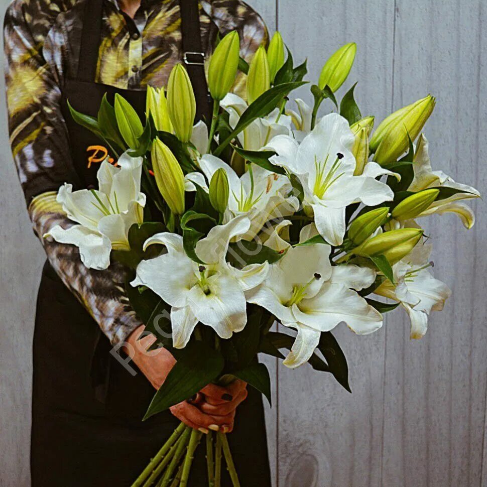 девушка с букетом лилий. букет "лилии". лилии с альстромерией букет. дарят ли лилии. вайт роуз лилия.