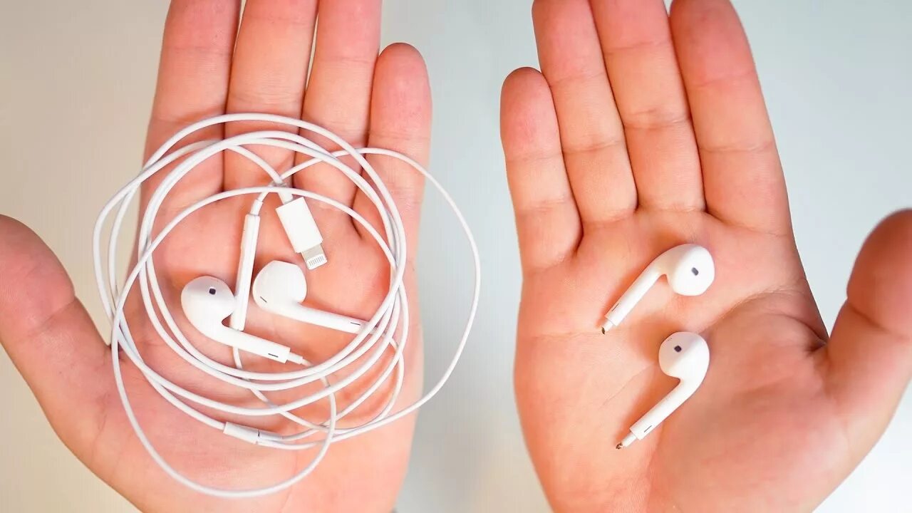 AIRPODS В женской руке. Самодельные аирподс. AIRPODS на человеке. Наушники эирподс в домашних условиях. Наушник упал в воду что делать беспроводной