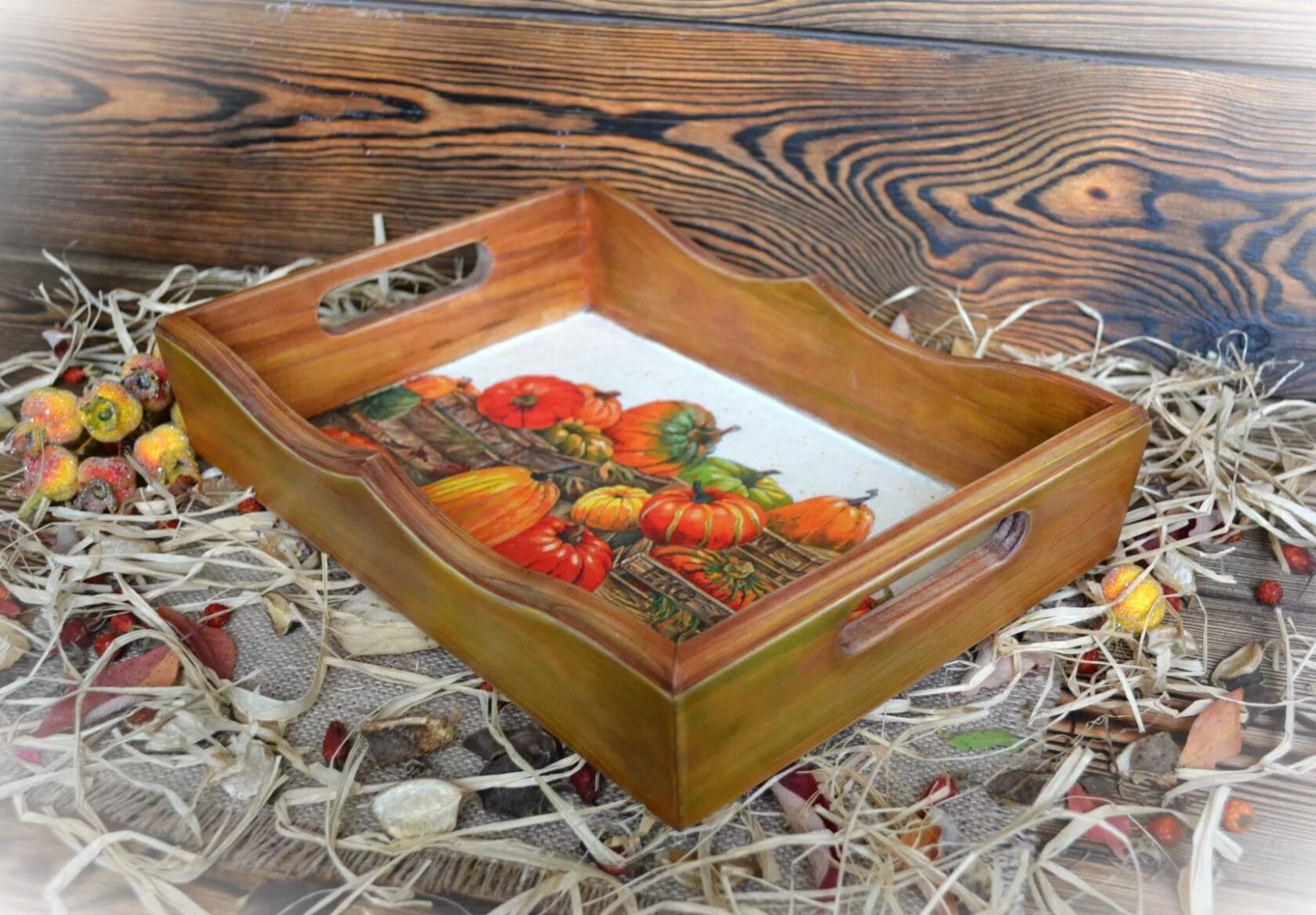 Тарелка поднос. Поставить на поднос. Поднос деревянный. Красивые деревянные подносы. Поставить на поднос.